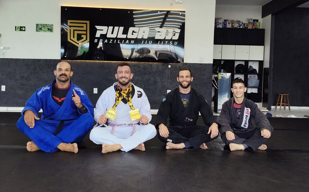 Alunos no CT Pulga BJJ